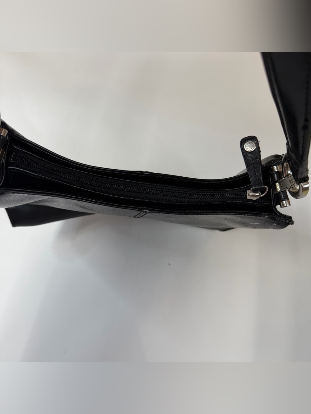 Vintage Y2K Liz Claiborne Shoulder Bag Solid Black Faux Leather Classic #4311 - Picture 7 of 13